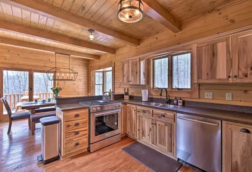 Family Friendly Warsaw Cabin W/ Deck & Fireplace!