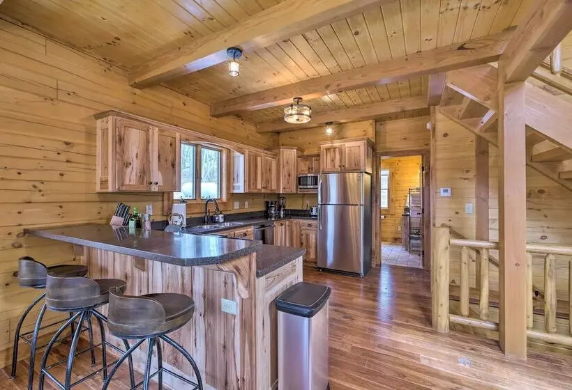 Family Friendly Warsaw Cabin W/ Deck & Fireplace!