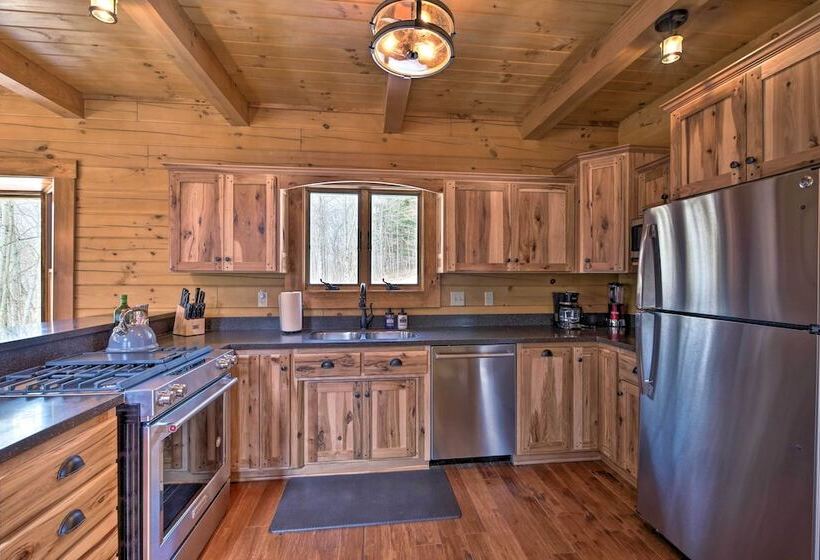 Family Friendly Warsaw Cabin W/ Deck & Fireplace!