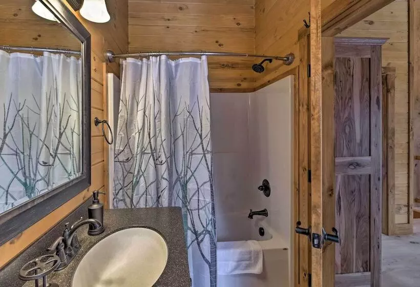 Family Friendly Warsaw Cabin W/ Deck & Fireplace!