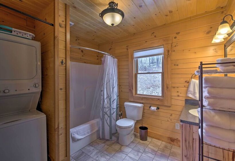 Family Friendly Warsaw Cabin W/ Deck & Fireplace!