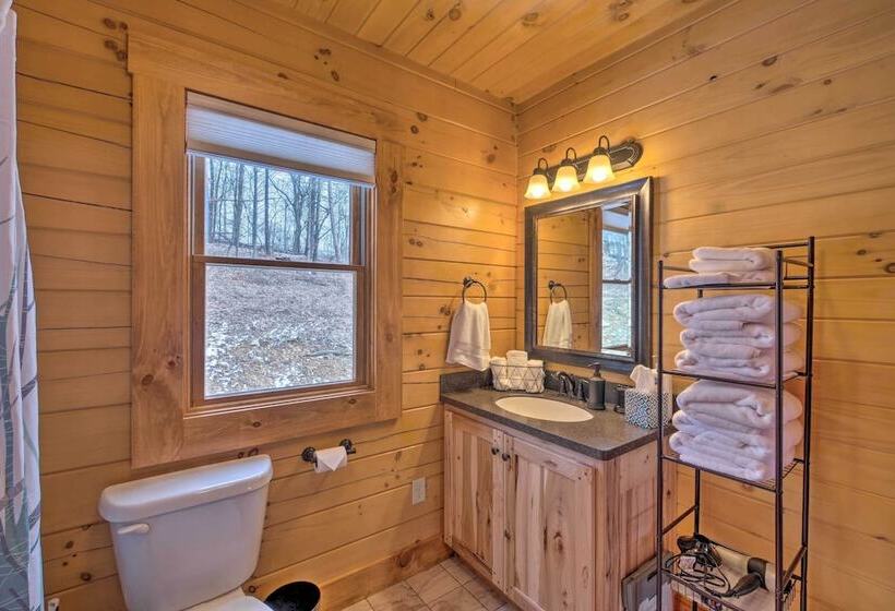 Family Friendly Warsaw Cabin W/ Deck & Fireplace!