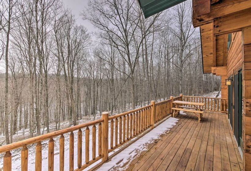 Family Friendly Warsaw Cabin W/ Deck & Fireplace!