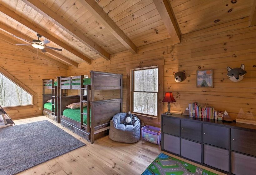 Family Friendly Warsaw Cabin W/ Deck & Fireplace!