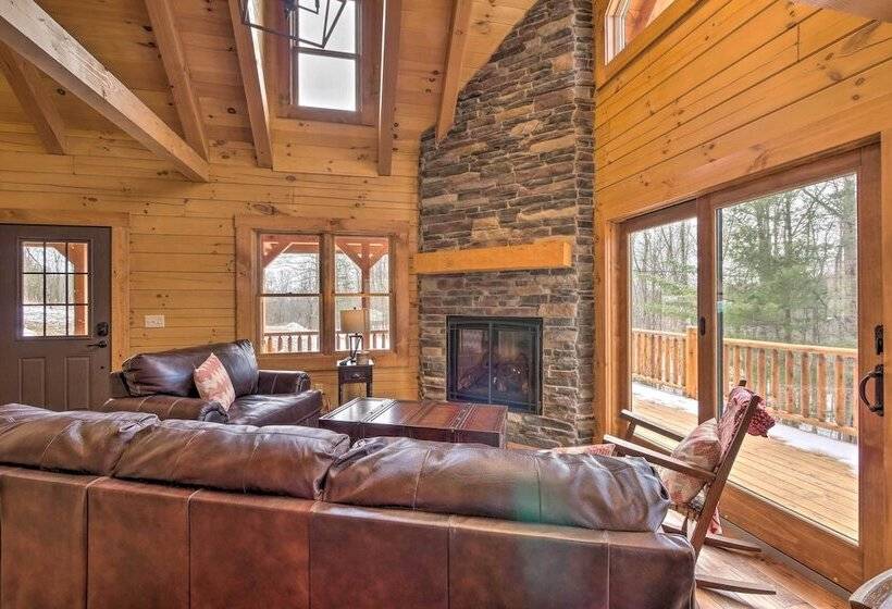 Family Friendly Warsaw Cabin W/ Deck & Fireplace!