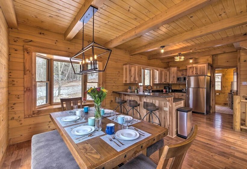 Family Friendly Warsaw Cabin W/ Deck & Fireplace!