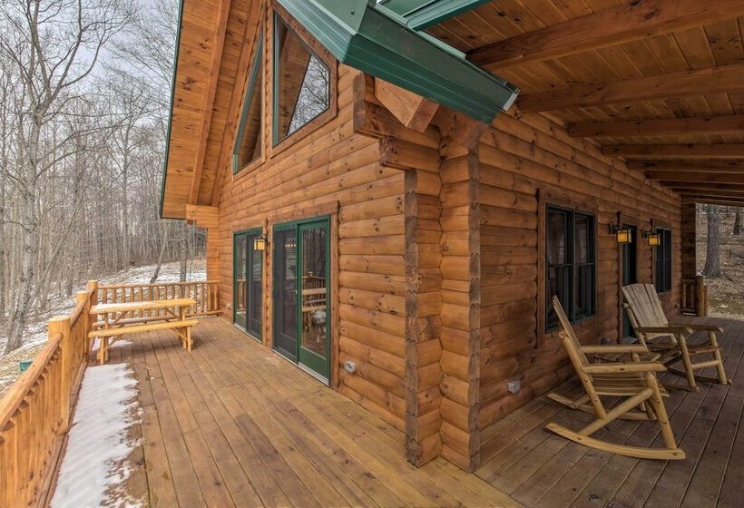 Family Friendly Warsaw Cabin W/ Deck & Fireplace!