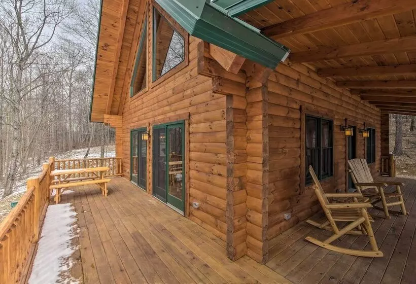 Family Friendly Warsaw Cabin W/ Deck & Fireplace!