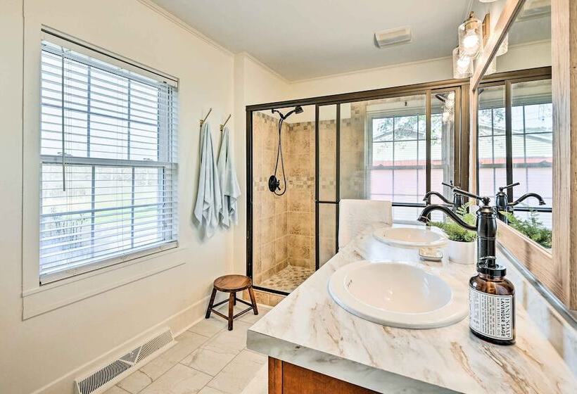 Farmhouse Cottage On 10 Acres: Trails On Site