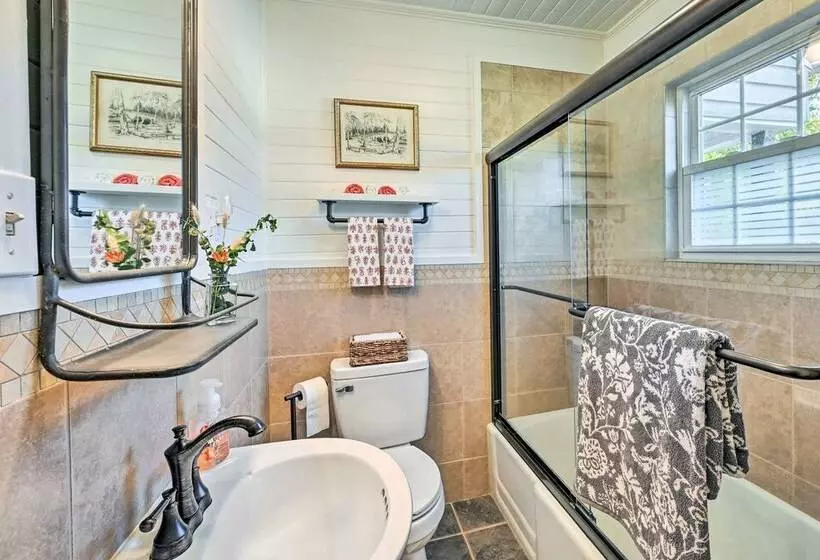 Farmhouse Cottage On 10 Acres: Trails On Site