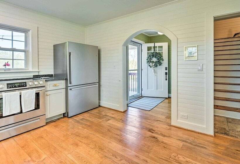 Farmhouse Cottage On 10 Acres: Trails On Site