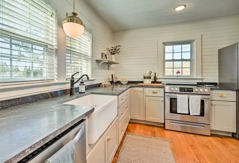 Farmhouse Cottage On 10 Acres: Trails On Site