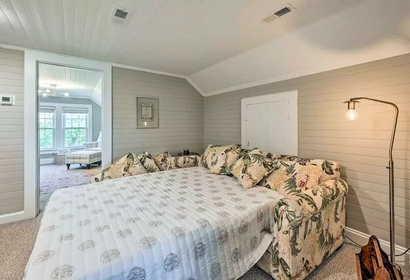 Farmhouse Cottage On 10 Acres: Trails On Site