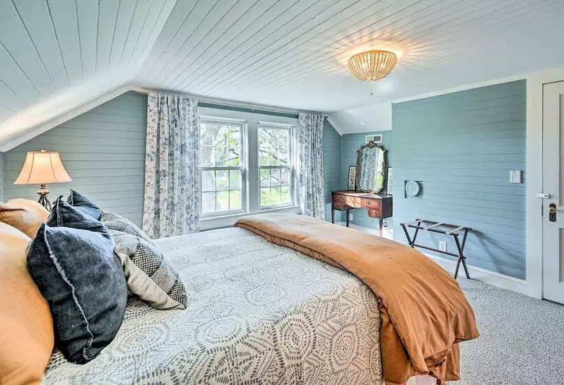 Farmhouse Cottage On 10 Acres: Trails On Site