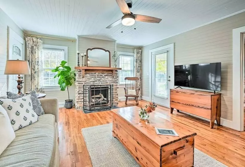 Farmhouse Cottage On 10 Acres: Trails On Site