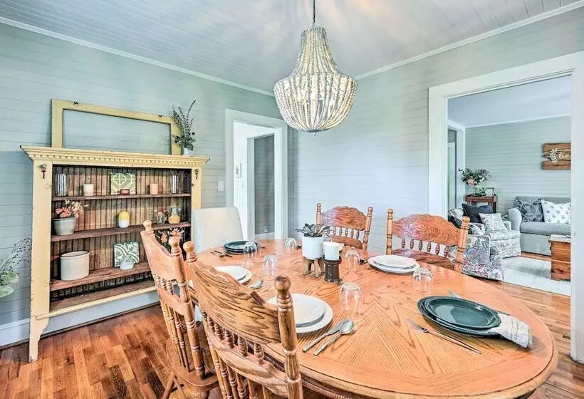 Farmhouse Cottage On 10 Acres: Trails On Site