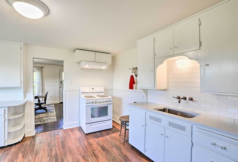 Ferndale Cottage On Private 20 Acre Farm!