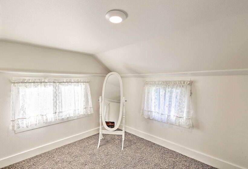 Ferndale Cottage On Private 20 Acre Farm!