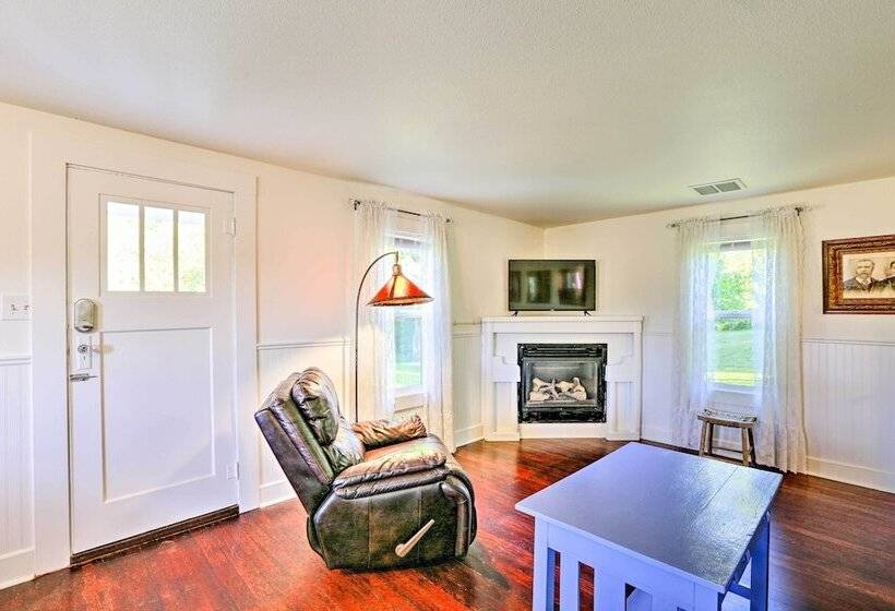 Ferndale Cottage On Private 20 Acre Farm!