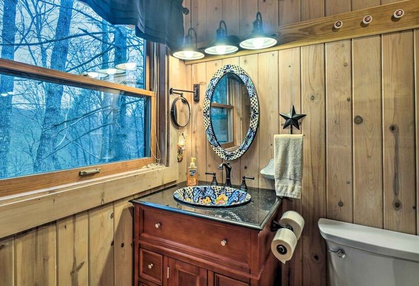 Gatlinburg Log Cabin W/ Hot Tub & Mountain Views!