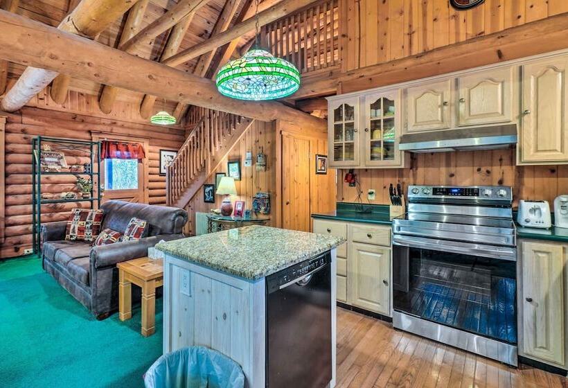 Gatlinburg Log Cabin W/ Hot Tub & Mountain Views!