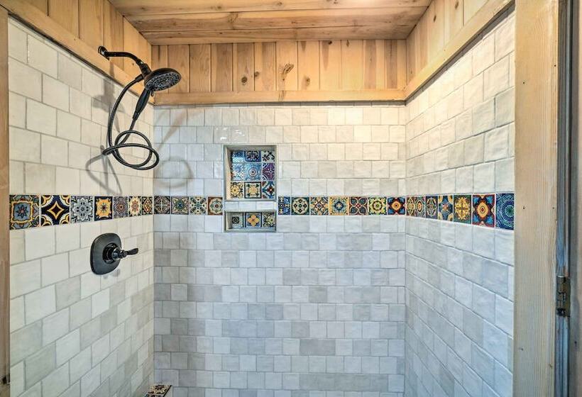 Gatlinburg Log Cabin W/ Hot Tub & Mountain Views!