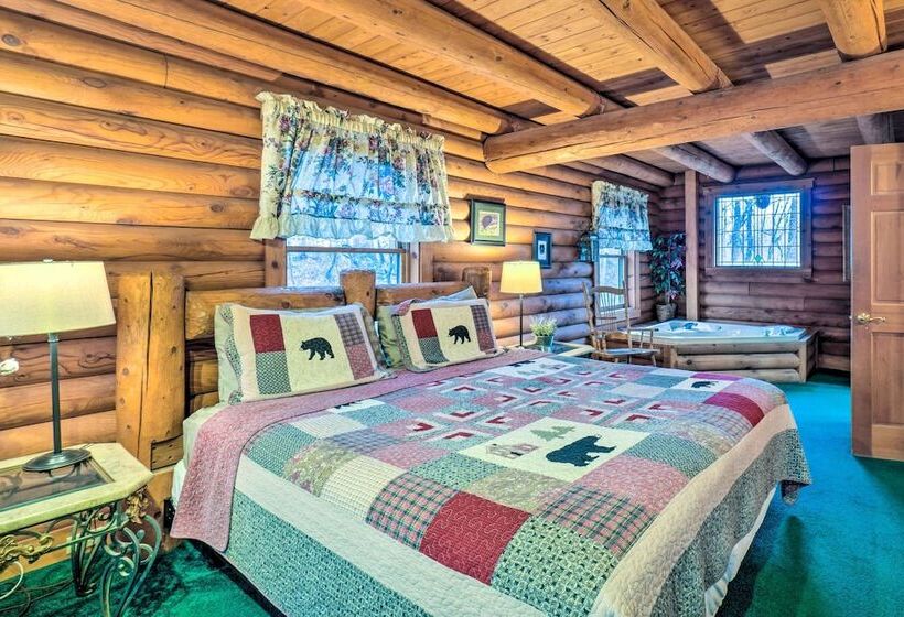 Gatlinburg Log Cabin W/ Hot Tub & Mountain Views!