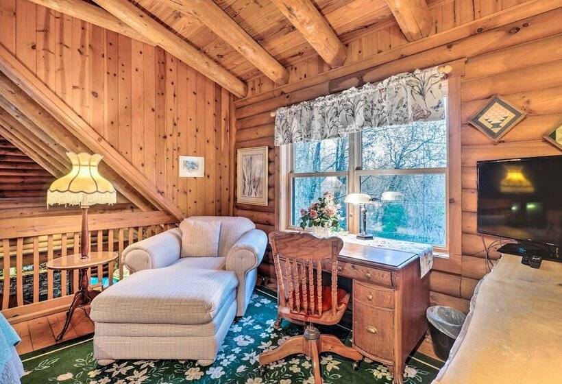 Gatlinburg Log Cabin W/ Hot Tub & Mountain Views!