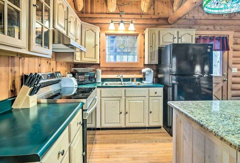 Gatlinburg Log Cabin W/ Hot Tub & Mountain Views!