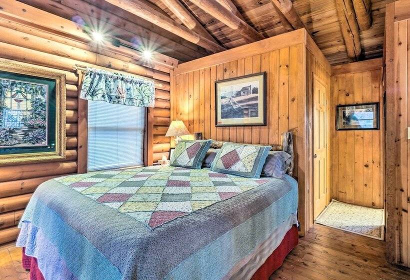 Gatlinburg Log Cabin W/ Hot Tub & Mountain Views!