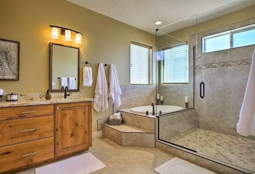 La Verkin Home W/ Hot Tub, Kayaks, & Bikes!