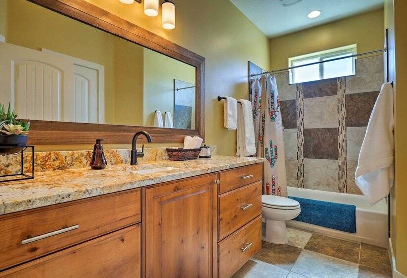 La Verkin Home W/ Hot Tub, Kayaks, & Bikes!