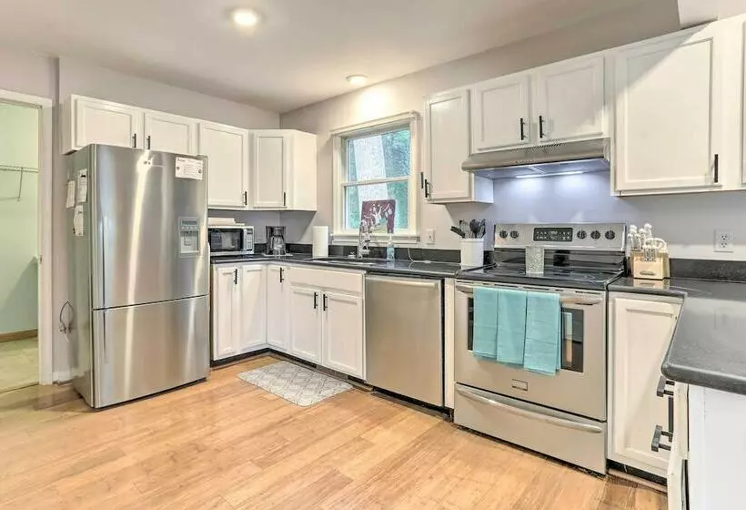 Lewes Cottage W/ Pool Access: 10 Mi To Beach!