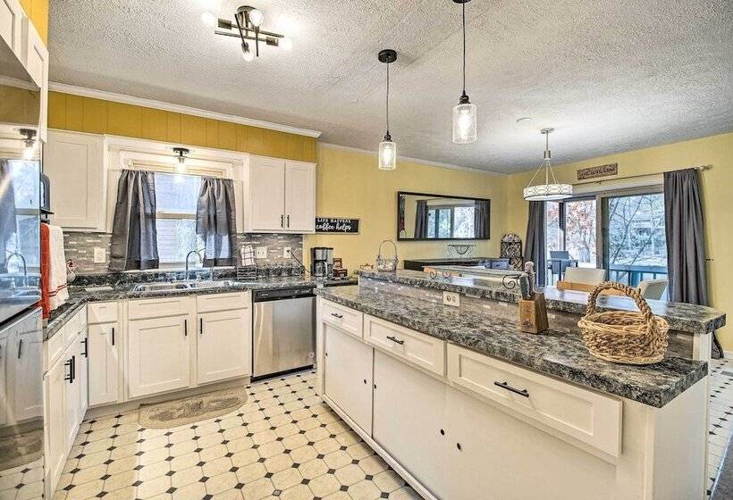 Sauna & Game Room: Lake House In Locust Grove!