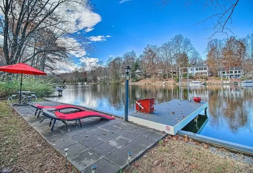 Sauna & Game Room: Lake House In Locust Grove!