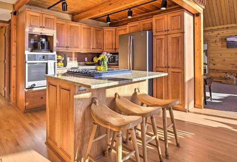 Lodge W/ Indoor Pool, Along Devil S Lake Park