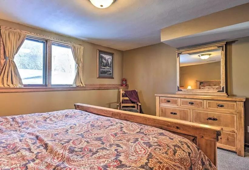 Lodge W/ Indoor Pool, Along Devil S Lake Park