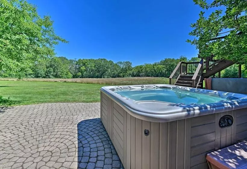 Lodge W/ Indoor Pool, Along Devil S Lake Park