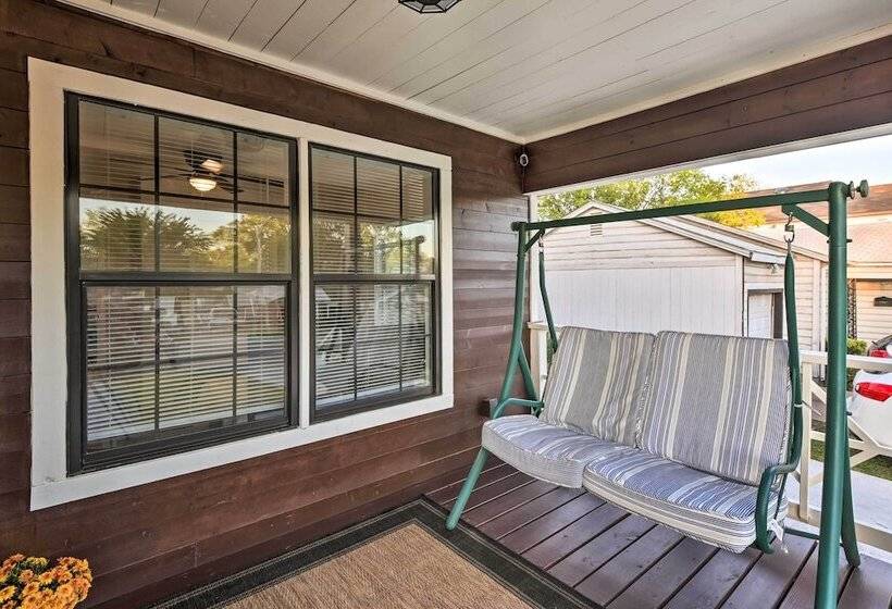 Lovely Historic Fort Worth Home W/ Deck