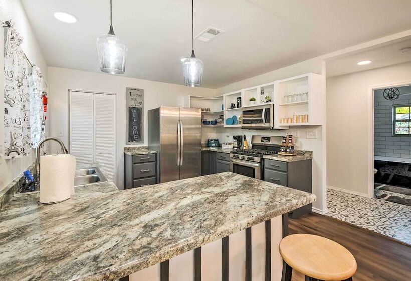 Lovely Historic Fort Worth Home W/ Deck