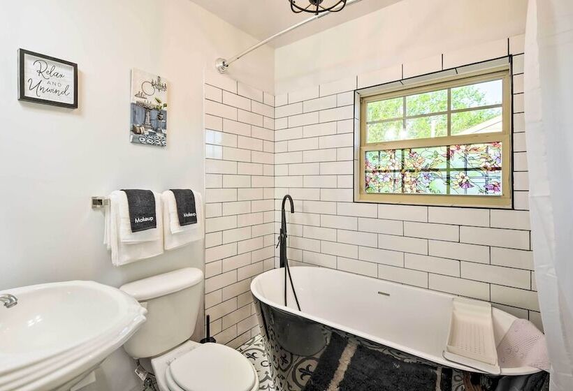 Lovely Historic Fort Worth Home W/ Deck