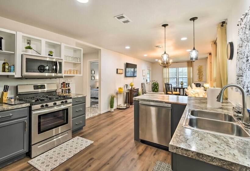 Lovely Historic Fort Worth Home W/ Deck