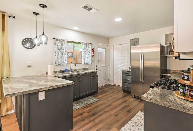 Lovely Historic Fort Worth Home W/ Deck