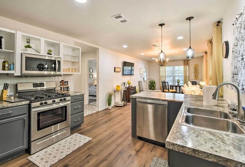 Lovely Historic Fort Worth Home W/ Deck