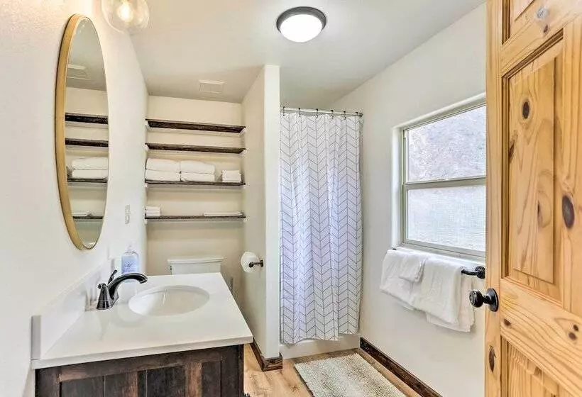 Lowman Outdoor Retreat: Walk To Hot Springs!