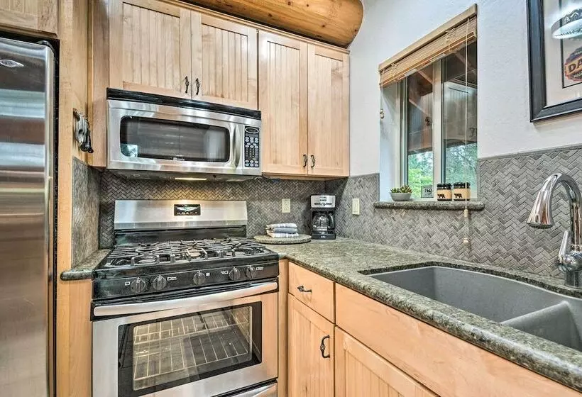 2 Mi To Dtwn: Arnold Cabin W/ Fire Pit & Deck!