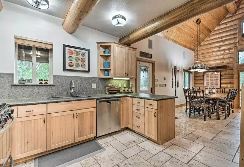 2 Mi To Dtwn: Arnold Cabin W/ Fire Pit & Deck!