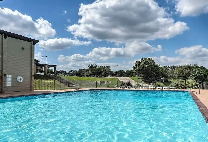 Modern Lago Vista Home W/ Pool & Lake Access!