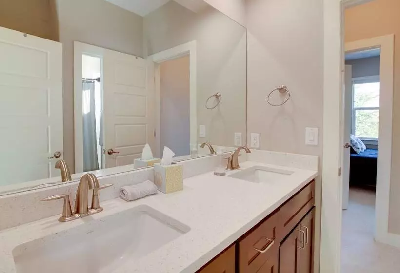 Modern Lago Vista Home W/ Pool & Lake Access!