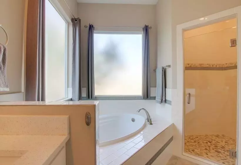 Modern Lago Vista Home W/ Pool & Lake Access!